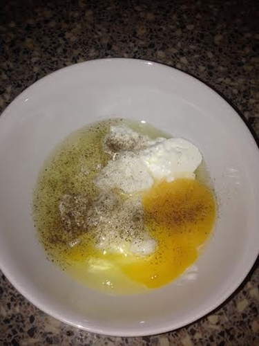 ביצה, שמנת חמוצה + מלח פלפל