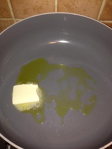 החמאה עם השמן זית. לא לוותר על החמאה, היא נותנת טעם נוסף לרוטב