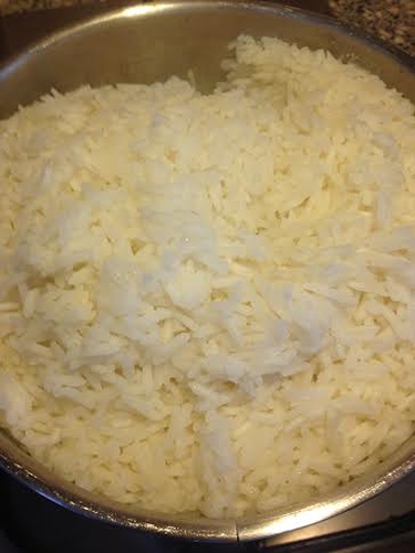 כך האורז נראה כשהוא כמעט מבושל עד הסוף. עכשיו הוא יעמוד על השיש עם המכסה כ 10 דקות