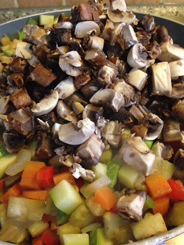 בסוף הטיגון נוסיף את הפטריות, הן צריכות את זמן הבישול הקצר ביותר. 