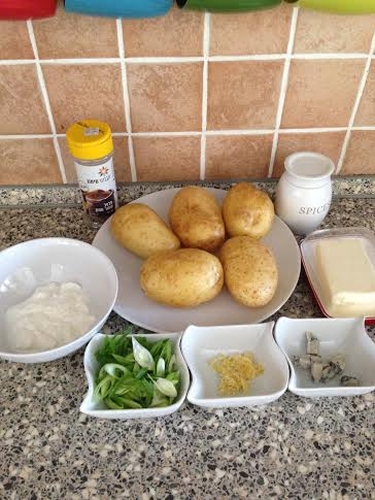 מצרכים להכנת תפוחי אדמה אפוים עם רוטב שמנת חמוצה