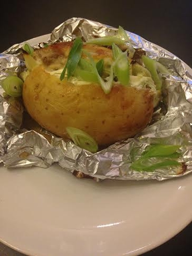 מתכון תמונות להכנת תפוחי אדמה אפויים בתנור עם רוטב שמנת חמוצה. 