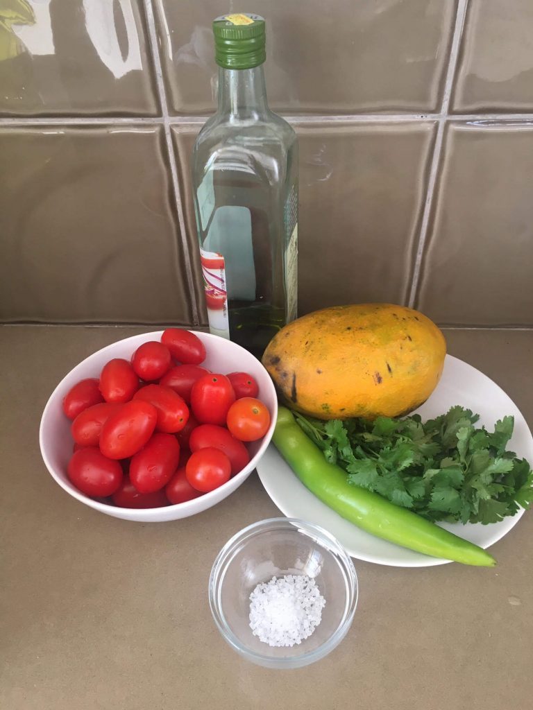 סלט עגבניות חריף עם מנגו 
