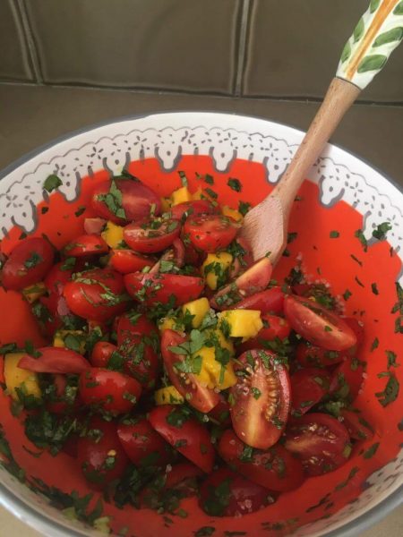 סלט חריף עם עגבניות ומנגו