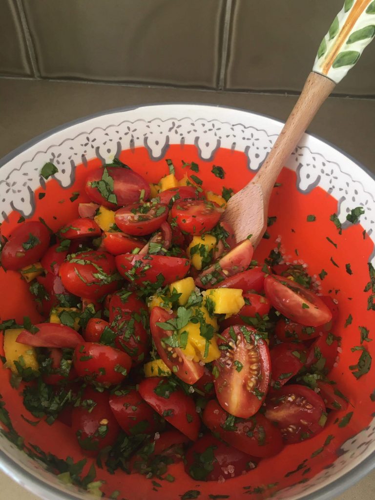 סלט עם עגבניות ומנגו