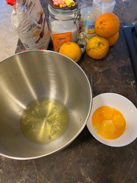 הקצפת חלבוני הביצה בהכנת עוגת תפוזים עם סולת